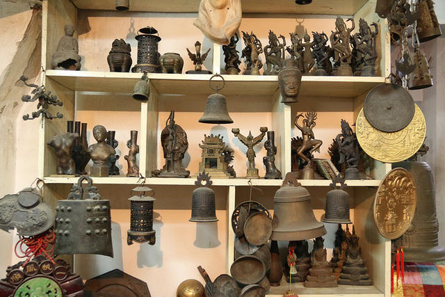 Sống với đam mê nghề đúc tượng đồng, nghệ nhân Nguyễn Văn Khang có nhiều năm tìm hiểu cũng như đi khắp nơi để tìm mua, sưu tầm những vật dụng cổ được làm bằng đồng. Ông còn đi nước ngoài, đặc biệt là Trung Quốc để tìm hiểu các công nghệ đúc đồng.