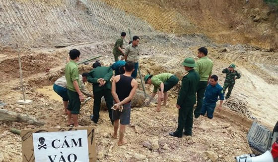 Lực lượng quân sự đang tiến hành gỡ, di chuyển quả bom đến nơi an toàn. (Ảnh: L.P)