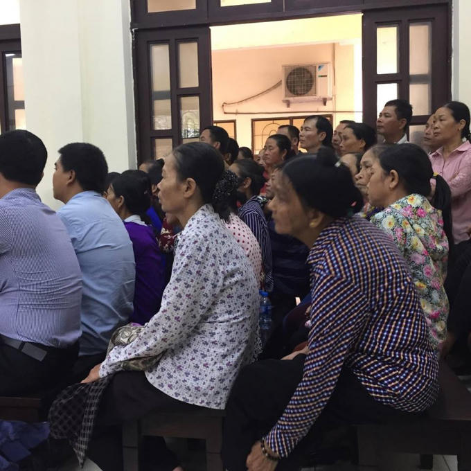Người dân đến theo dõi chật kín phòng xét xử và phía ngoài.