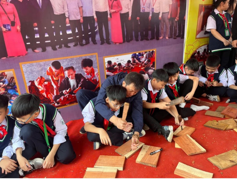 Các em được tham gia chế tác gỗ cùng nghệ nhân. Ảnh Phạm Trang