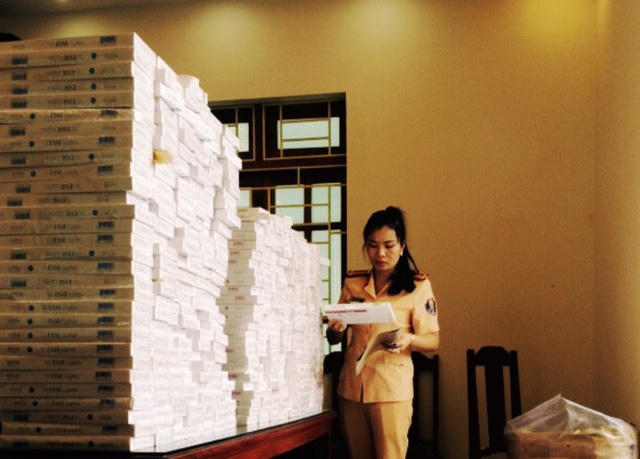 Lực lượng CSGT kiểm đếm lô hàng.