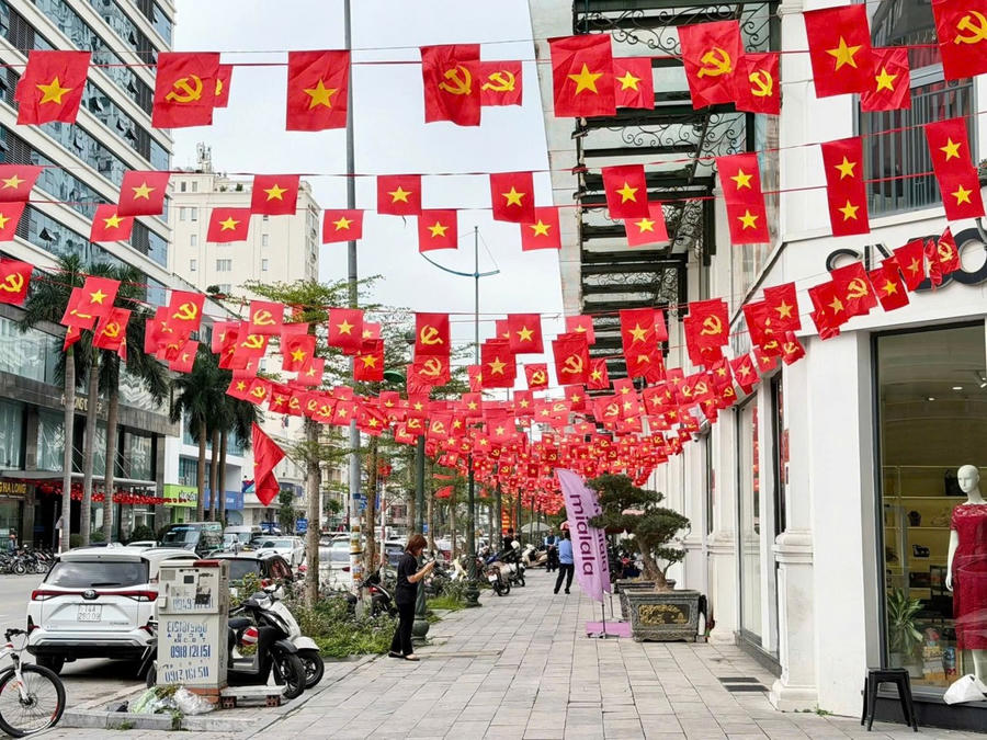Người dân khu phố trên địa bàn tỉnh Quảng Ninh treo cờ, băng rôn, trang trí đường phố chào mừng ngày bầu cử đại biểu Quốc hội khóa XVI và HĐND các cấp nhiệm kỳ 2026–2031.