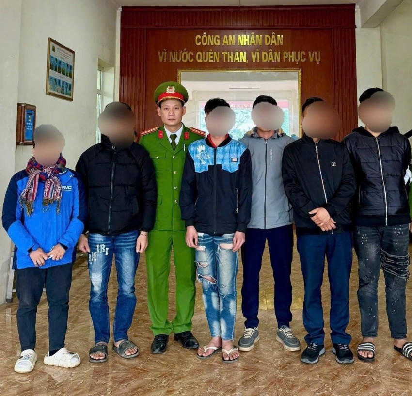 Công an kịp thời giải cứu nhóm học sinh bị dụ dỗ bỏ học đi làm. (Ảnh: Công an Lào Cai).