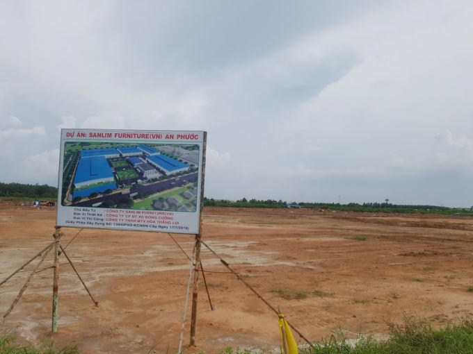 Một thửa đất đang được Công ty Tiến Phong I thi công san lấp mặt bằng để thực hiện dự án San Lim Furniture (VN) An Phước.