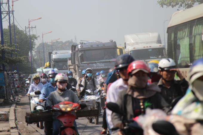 Khói bụi, kẹt xe đang trở thành nỗi ám ảnh của người dân khi lưu thông qua đây.