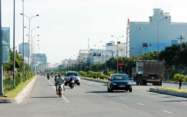 Phân làn trên đường chính Ngũ Hành Sơn, Ngô Quyền chỉ dành cho ô tô lưu thông.