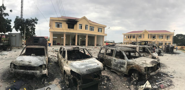 Nhiều xe ô tô tại trụ sở UBND tỉnh Bình Thuận bị đốt, phá. Ảnh báo Dân trí.