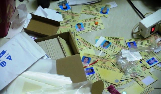 Giấy phép lái xe, bằng tốt nghiệp và các loại giấy tờ do các đối tượng làm giả. (Ảnh: báo Nhân dân)