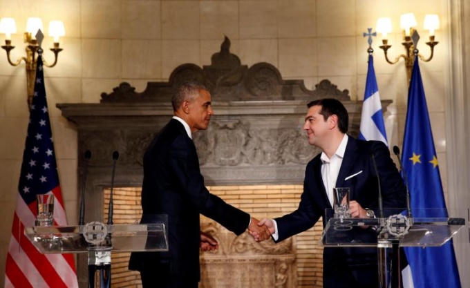 Tổng thống Obama bắt tay Thủ tướng Hy Lạp trước khi cuộc họp báo bắt đầu. (Ảnh: Reuters)