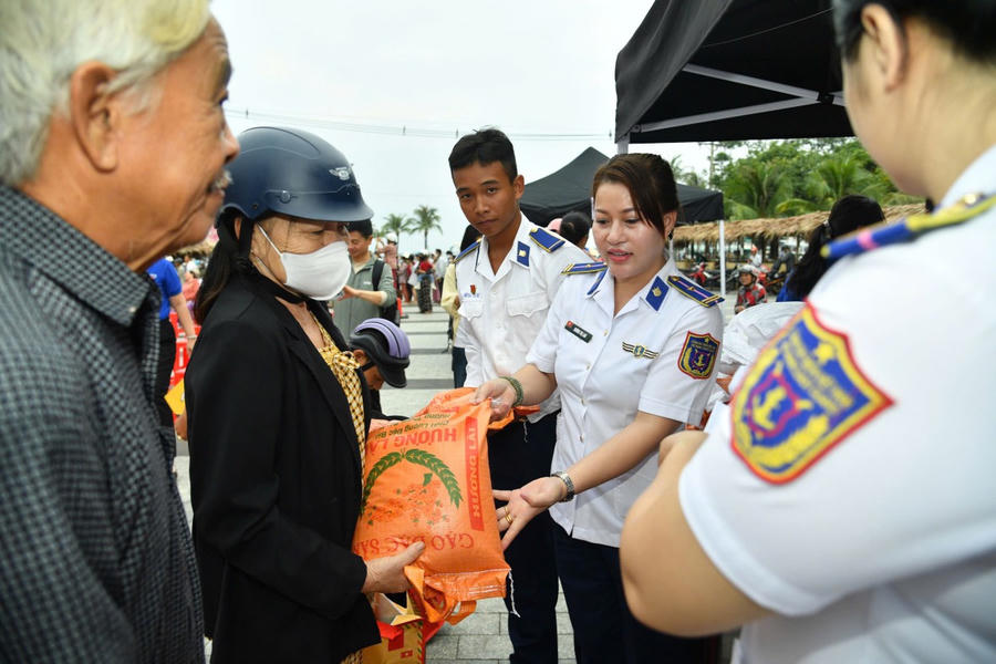 Bộ Tư lệnh Vùng Cảnh sát biển 4 tặng quà Tết Khu phố Suối Lớn Dương Tơ, Đặc khu Phú Quốc