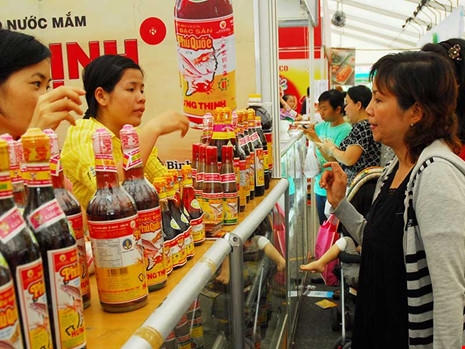 Người tiêu dùng chọn mua nước mắm tại hội chợ hàng Việt Nam chất lượng cao. Ảnh: HTD