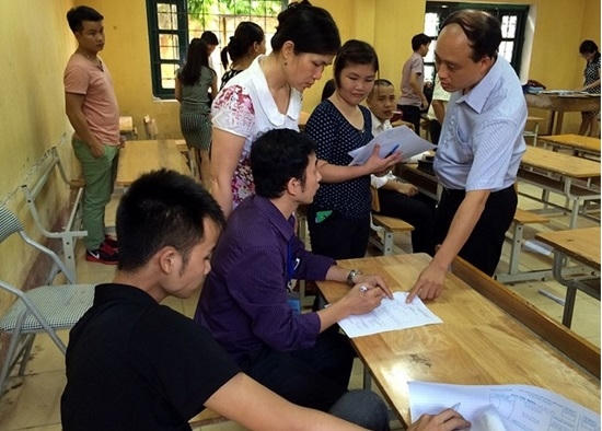 Ông Đoàn Hạnh Hoa, Phó Giám đốc Trung tâm (ngoài cùng bên phải ảnh), ông Ngô Văn Hảo (người ngồi thứ 2 từ trái sang) bị kỷ luật vẫn được tôn vinh là