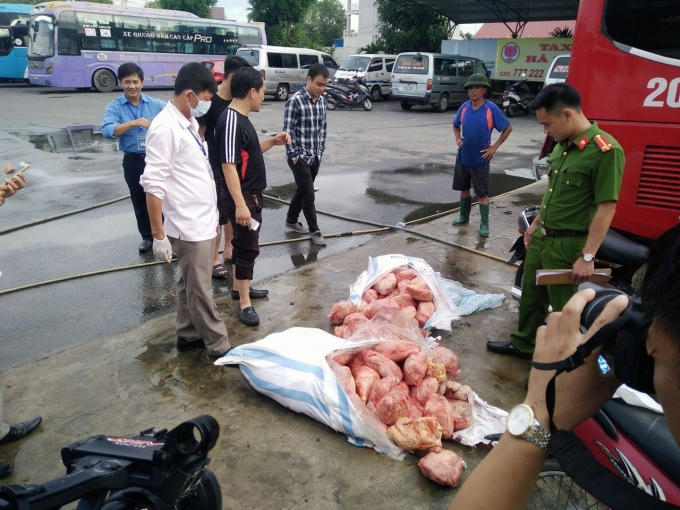 200kg thịt gà bốc mùi hôi thối được tuồn từ Thái Nguyên vào Hà Tĩnh tiêu thụ.