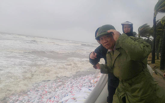 Chủ tịch UBND tỉnh Quảng Nam Đinh Văn Thu kiểm tra tình hình mưa lũ tại Hội An và Đại Lộc sáng 5/11. Ảnh: Báo Quảng Nam.