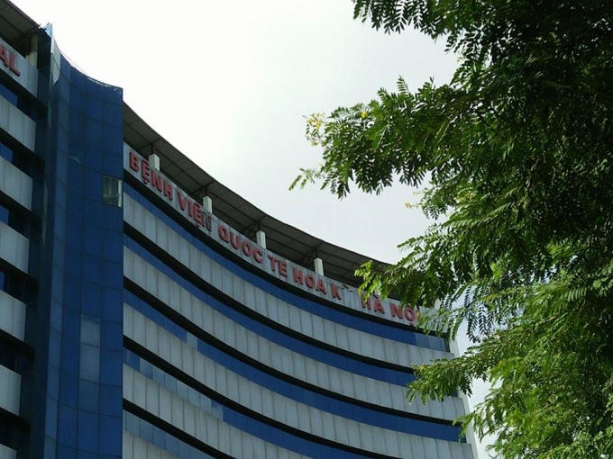 Bệnh viện chưa hoạt động mà bảng chữ tên bệnh viên đã bị rơi rụng