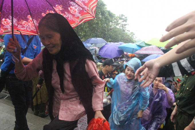 Đến 7h30, BTC mở các lối lên trên Đền Hùng, điều tiết du khách lên đền theo hai hướng từ sân lễ hội lên và từ ngã 5 đền Giếng lên nằm đảm bảo trật tự khi người dân lên thắp hương tưởng nhớ các Vua Hùng.