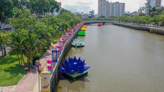 Những đoá sen biểu trưng cho khát vọng hoà bình.