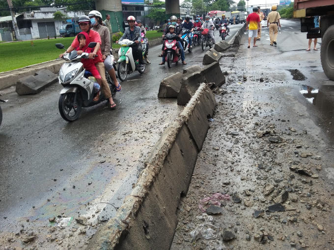 Sự cố làm xe chao đảo lao qua phải ủi văng hàng chục mét dải phân cách bên làn xe máy rồi nằm chắn ngang đường. Rất may thời điểm đó, không có xe máy chạy qua nên không xảy ra tai nạn đáng tiếc.