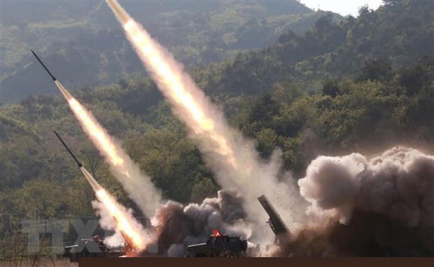 Các vật thể bay rời khỏi bệ phóng rocket trong cuộc diễn tập của các đơn vị phòng vệ Quân đội Nhân dân Triều Tiên ở phía Tây nước này, ngày 9/5/2019. (Ảnh: AFP/TTXVN)