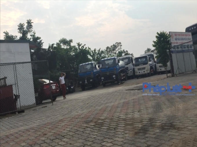 Mặc dù tình trạng tập kết trưng bày xe tải, xe chuyên dụng đã diễn ra trong một thời gian dài nhưng vẫn không bị xử lý.