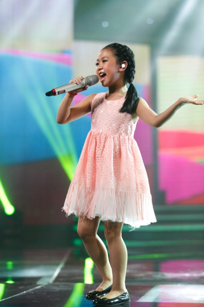 Diệp Nhi thể hiện liên khúc "Mặt trời mọc trên Plây”.