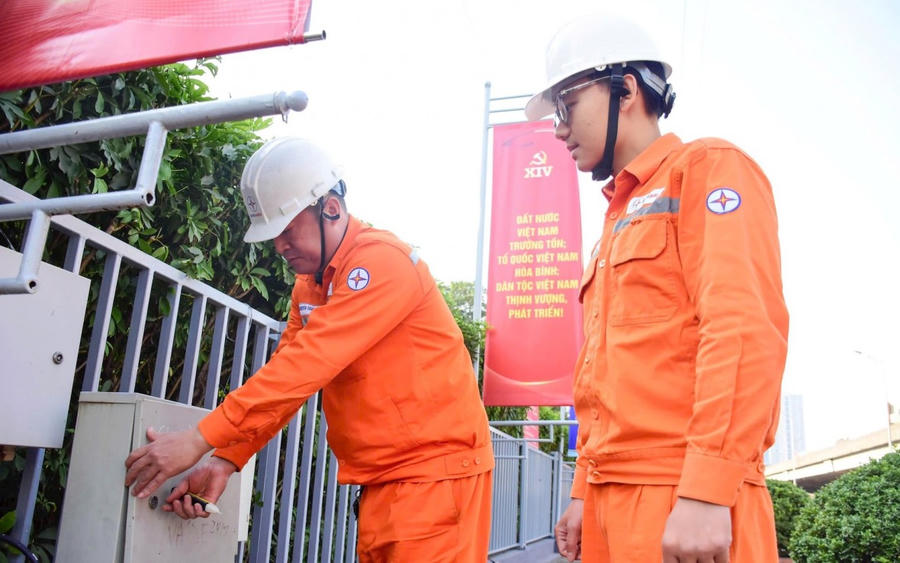 Công nhân EVNHANOI kiểm tra thiết bị điện tại các vị trí trọng điểm.
