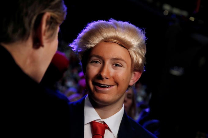 Một cậu bé đeo mặt nạ và mặc bộ trang phục giống Tổng thống đắc cử đến ủng hộ ông trong sự kiện ở Cincinnati, bang Ohio. (Ảnh: Reuters)