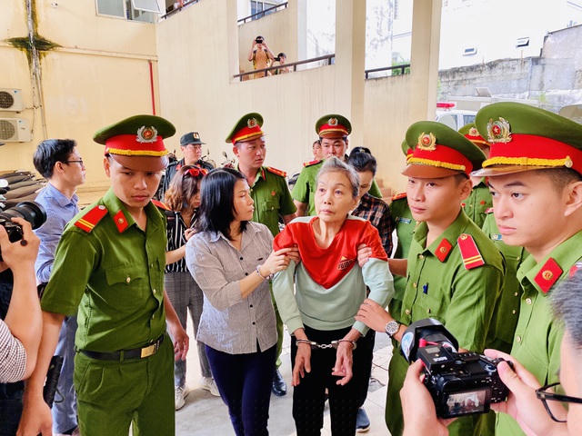 Bị cáo Nguyễn Ngọc Tâm Huyên dìu bị cáo Trịnh Thị Hồng Hoa vào phòng xét xử.