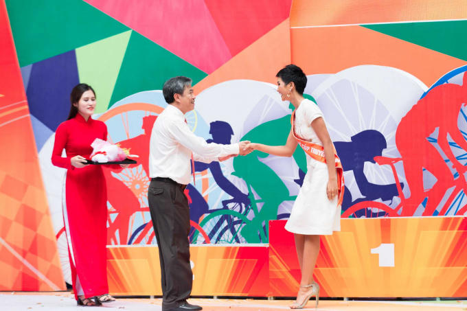 Hoa hậu H'Hen Ni&ecirc; mang xe đạp c&aacute; nh&acirc;n chạy đua c&ugrave;ng c&aacute;c bạn trẻ nh&acirc;n ng&agrave;y 30/04