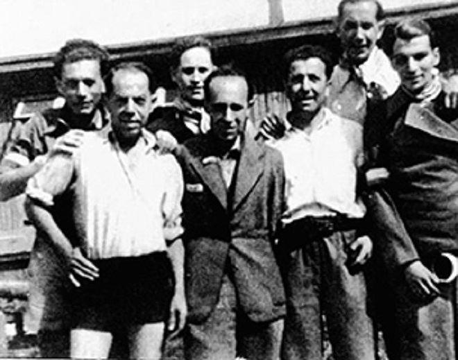 Isaac Smolyanov (giữa) và một số cộng sự thời gian trong trại tập trung phát xít Đức