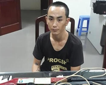 Đối tượng Dương Duy Hưng bị bắt giữ vì hành vi tàng trữ, sản xuất súng tự chế. (Ảnh: báo Giao thông)