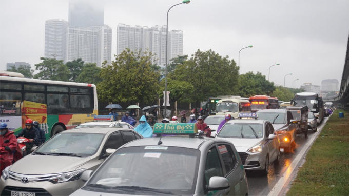 Đường Phạm Hùng ùn tắc tại khu vực trước cửa bến xe Mỹ Đình chiều di chuyển về đường Phạm Văn Đồng.