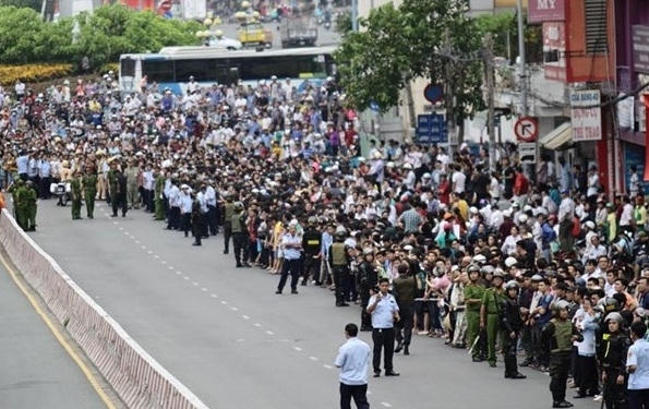 Hàng ngàn người dân TP HCM chào đón Tổng thống Obama