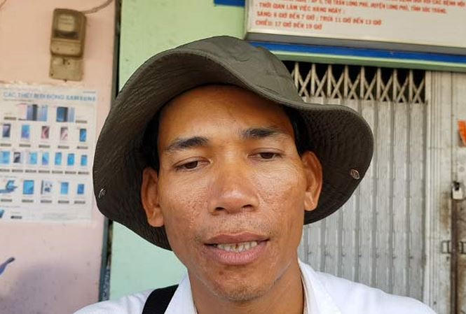 Anh Kim Thái, người bán vé số "nổi tiếng" vì đã đi thi công chức và đạt kết quả cao ở Sóc Trăng. Ảnh: Tiền Phong