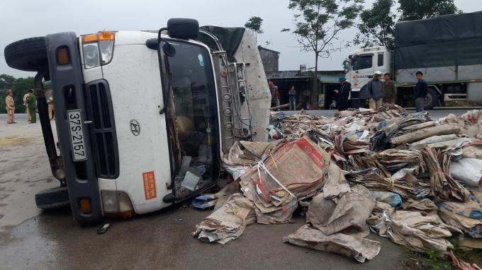 Chiếc xe tải mất lái rồi lật nghiêng bên đường.