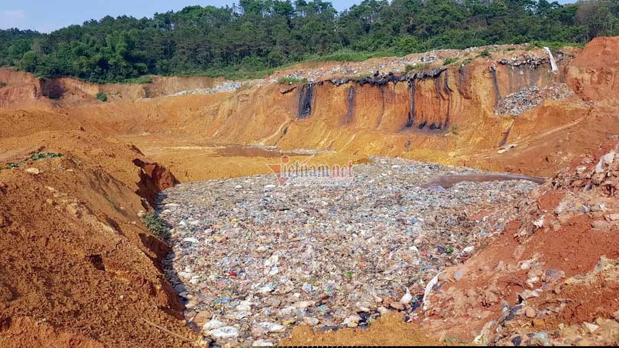 Hố chôn rác không lót bạt dưới đáy