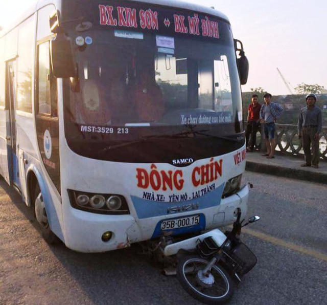 Hiện trường vụ tai nạn khiến một người chết, một người văng xuống sông mất tích