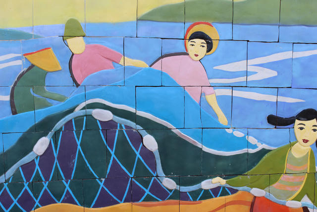 Cảnh sinh hoạt của người dân làng chài, kéo lưới đánh bắt cá hiện lên sinh động