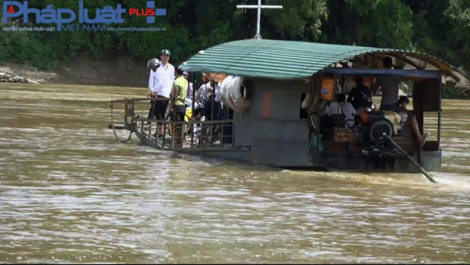 Người ngồi chồng chất trên khoang máy không ai mặc áo phao. Mạn thuyền mấp mé nước. (Ảnh: Tiến Vũ)