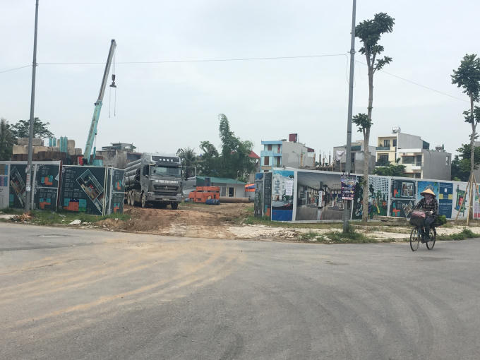 Chủ đầu tư lập hàng rào quảng cáo về dự án nhà ở xã hội khi chưa có đầy đủ giấy phép.