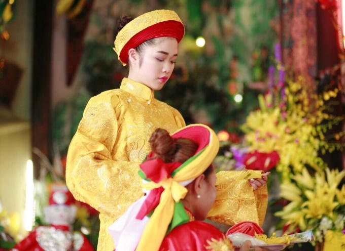 Cô gái trẻ Ngô Mỹ Hoa (sinh năm 1995) đến từ Bắc Ninh đã làm công việc liên quan tới tâm linh tục thờ tứ phủ từ khi mới 6 tuổi.