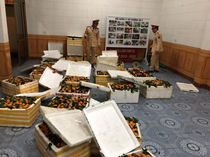 Số lượng lớn hoa quả không rõ nguồn gốc.