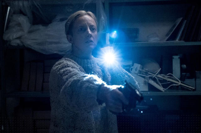 The Grudge (2020) là phiên bản làm lại của bộ phim Ju-On: The Grudge (2004). Tuy nhiên, ngay cả bản phim năm 2004 đã phải hứng chịu vô vàn lời chỉ trích và phiên bản năm 2020 cũng chẳng khá khẩm hơn.