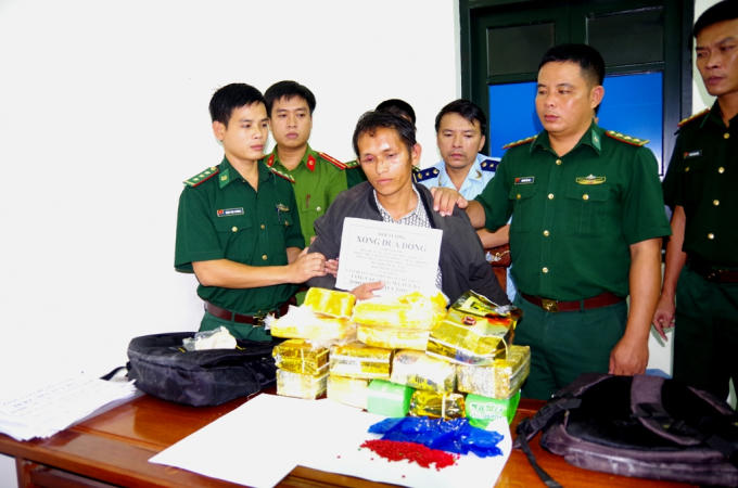 Đối tượng Xòng Dua Dóng và tang vật.