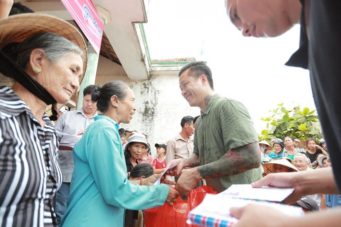 Ca sĩ Tuấn Hưng v&agrave; MC Phan Anh trực tiếp trao qu&agrave; cho hơn 500 hộ d&acirc;n ở Quảng B&igrave;nh