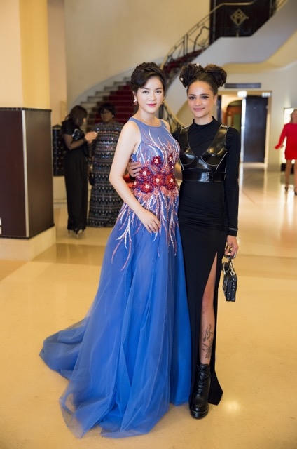 Lý Nhã Kỳ chụp cùng diễn viên Sasha Ryan. Nữ diễn viên này hết lời khen làn da của Lý Nhã Kỳ và thích đôi mắt như công chúa của cô.