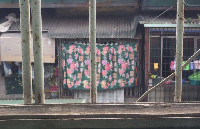 Bà Ngọ thiết kế rèm che hoa trước hiên nhà sau khi cho trẻ ăn.