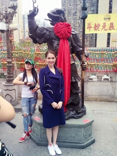 Đôi giày thể thao đế bệt này dường như hơi lạc đàn với cả cây trang phục có phần chững chạc.