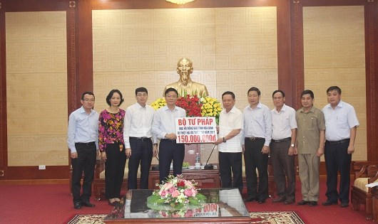 Bộ trưởng Lê Thành Long trao số tiền 150 triệu đồng ủng hộ nhân dân tỉnh Hòa Bình.