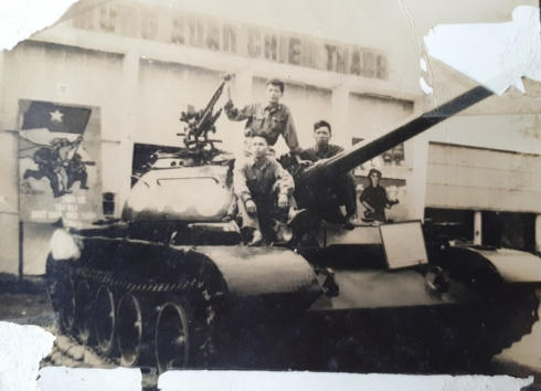 Bức ảnh kỷ niệm của ông Hoan (phía trước bên trái) và đồng đội sau ngày chiến thắng lịch sử mùa xuân năm 1975. (Ảnh nhân vật cung cấp)